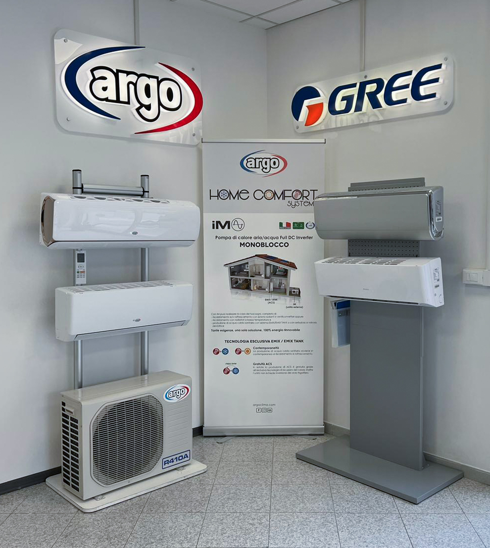 Esposizione di climatizzatori Argo e Gree in negozio.