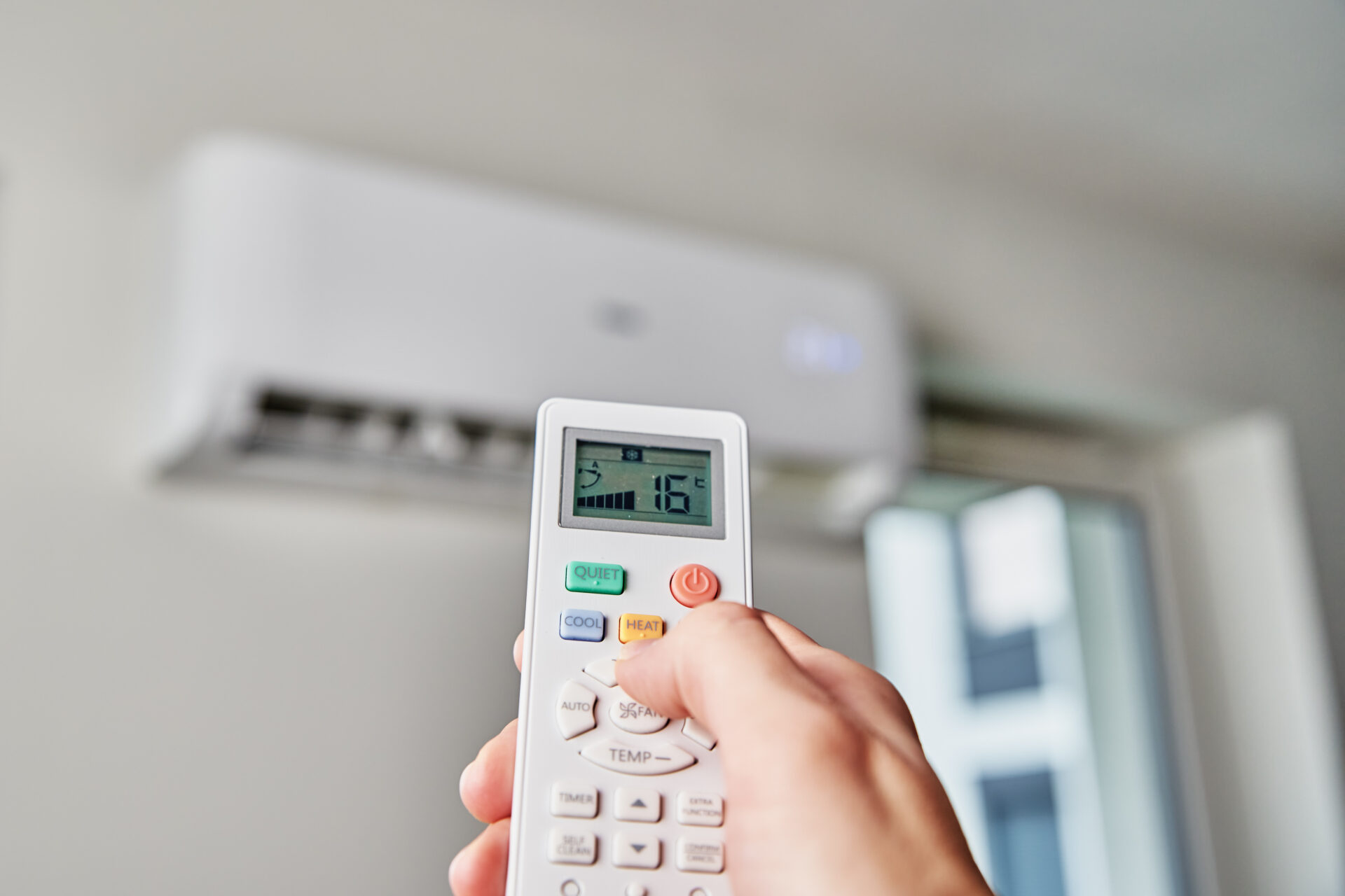 Telecomando regola condizionatore d'aria a 16 gradi.