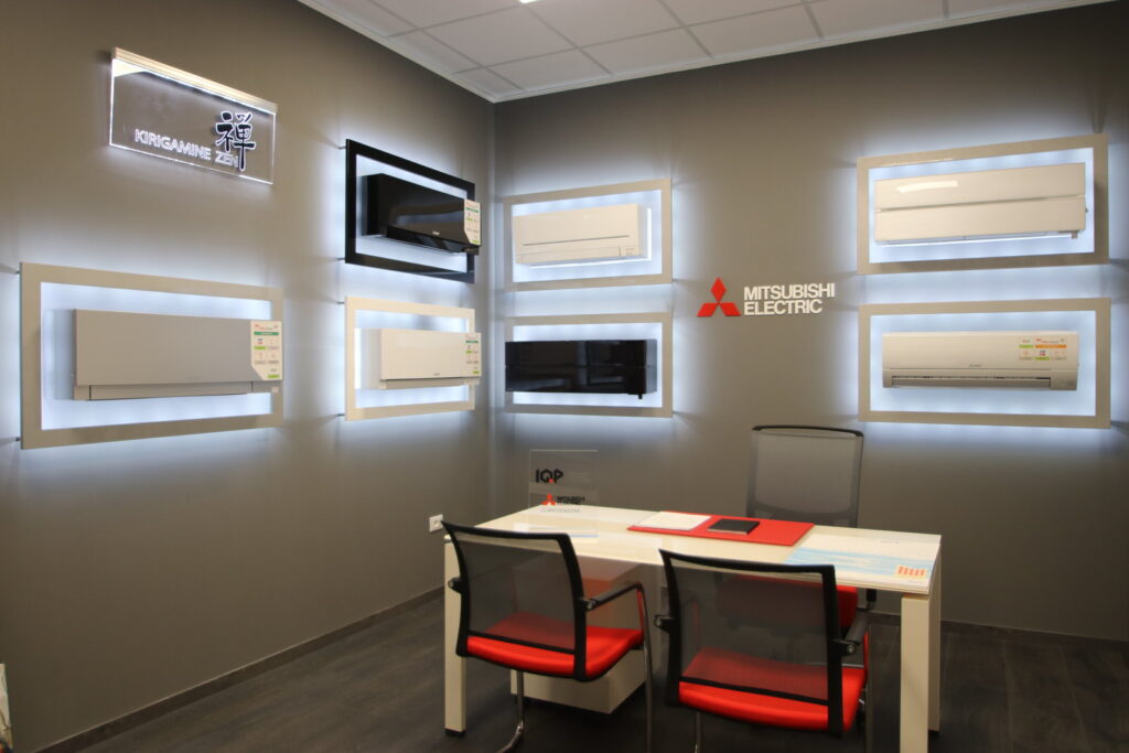 Esposizione di condizionatori Mitsubishi Electric in ufficio moderno.
