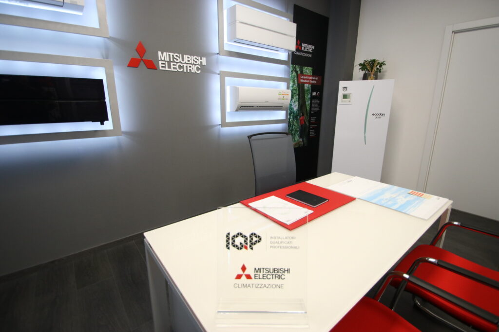 Ufficio Mitsubishi Electric con climatizzatori esposti.