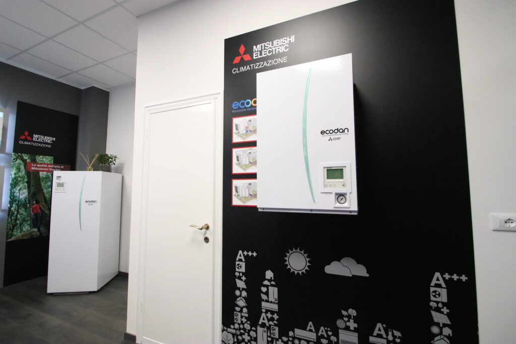 Unità di climatizzazione Mitsubishi Electric esposta su parete nera.