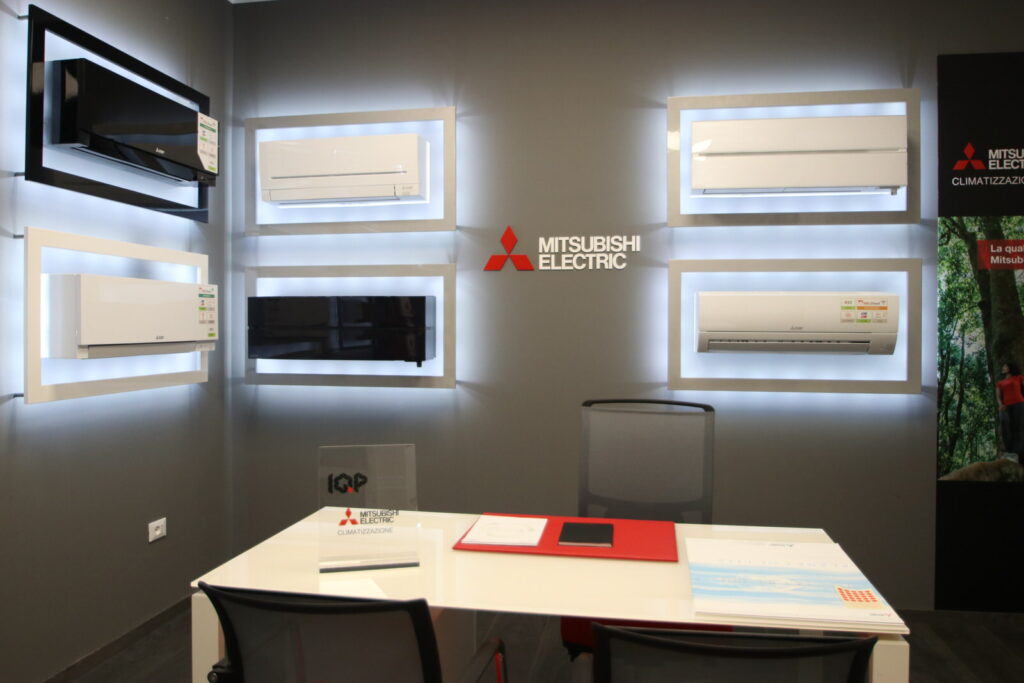 Esposizione di climatizzatori Mitsubishi Electric su parete.