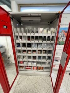 Armadio aperto con scaffali pieni di componenti organizzati.