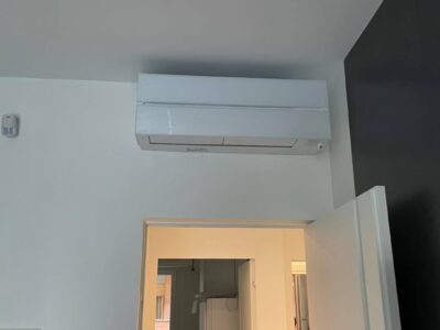 Condizionatore montato sopra una porta aperta.