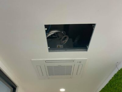 Soffitto con pannello aperto e condizionatore visibile.