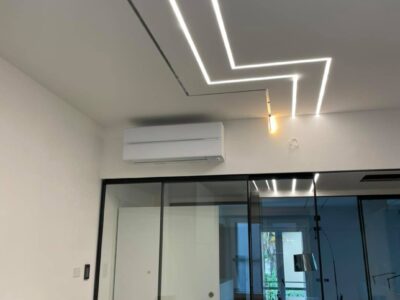 Soffitto con illuminazione LED moderna e pareti in vetro.