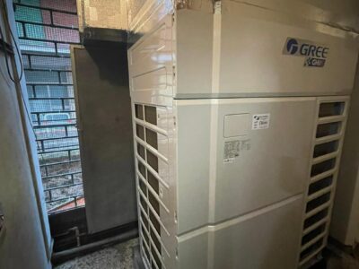 Unit&agrave; esterna di climatizzazione in un locale tecnico.