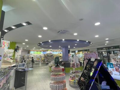 Interno di una farmacia con scaffali e prodotti esposti.