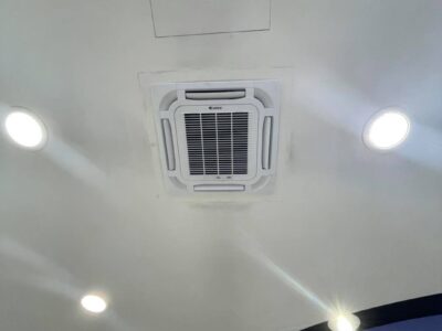 Soffitto con condizionatore e luci incassate.