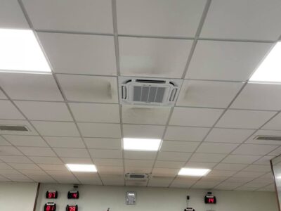 Soffitto con pannelli e display numerici in ufficio.