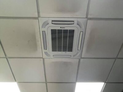 Condizionatore a soffitto in un controsoffitto a pannelli.