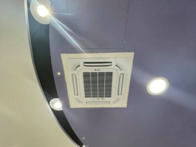 Soffitto con condizionatore e faretti incassati.