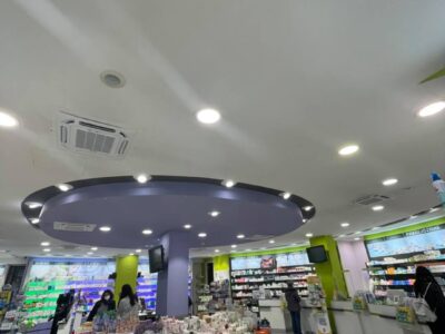 Interno di una farmacia con prodotti esposti.