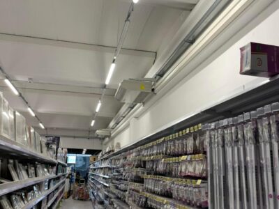 Corridoio di un negozio con scaffali pieni di prodotti.