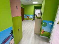 Corridoio colorato con decorazioni di personaggi animati.