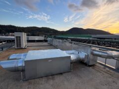 Impianto di ventilazione su tetto con cielo sereno.
