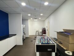 Sala ricreativa con calcetto e distributori automatici.