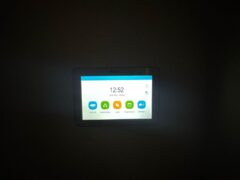 Schermo di controllo acceso su parete scura.