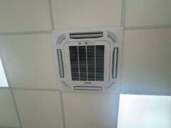 Griglia di ventilazione su soffitto a pannelli quadrati.