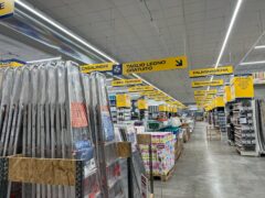 Corridoio di un negozio di ferramenta con scaffali.