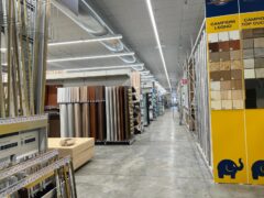 Corridoio di un negozio di bricolage con materiali esposti.
