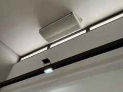 Condizionatore a soffitto con luce LED accesa.
