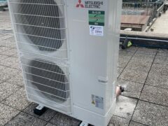 Unit&agrave; esterna di climatizzazione su un tetto.