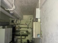 Locale tecnico con tubature e attrezzature idrauliche.