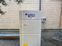 Unit&agrave; esterna di climatizzazione GREE GMV 6 vicino a un muro.