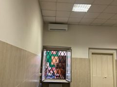Stanza con finestra aperta, tavolo e sedie.