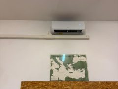 Condizionatore sopra mappa e pannello di legno.