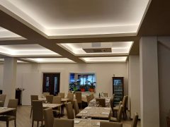 Interno di un ristorante elegante con tavoli apparecchiati.