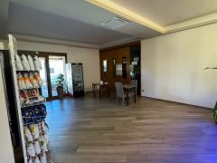 Sala con distributore snack e tavolo con sedie.