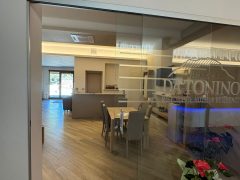 Interno di un ristorante con tavolo e piante.