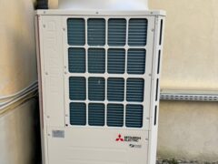 Unit&agrave; esterna di climatizzazione Mitsubishi Electric su pavimento.