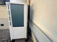 Unit&agrave; esterna di climatizzazione vicino a un edificio.