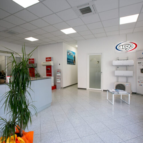 Interno di un ufficio moderno con piante e brochure.