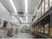 Magazzino con scaffali pieni di scatole.