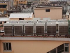 Unit&agrave; di condizionamento su un tetto di edificio urbano.