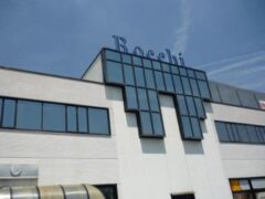 Edificio con grandi finestre e insegna "Boschi".