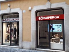 Vetrine dei negozi Robe di Kappa e Superga.