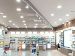 Interno di una farmacia ben illuminata e ordinata.