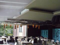 Interno di un ristorante elegante con tavoli apparecchiati.