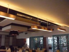 Interno di un ristorante con illuminazione moderna.