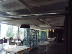 Interno di un ristorante moderno con divisori decorativi.