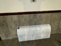 Condizionatore bianco montato su parete interna.