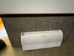Condizionatore bianco montato su parete interna.