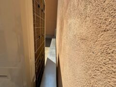 Spazio stretto tra condizionatore e muro esterno.